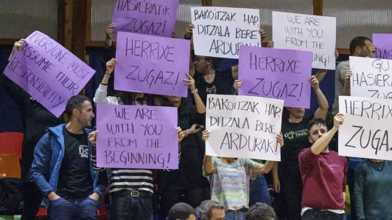 Varios aficionados del club Lointek Gernika muestran pancartas en apoyo a la joven que ha denunciado por agresión sexual al exseleccionador del equipo, Mario López, a 20/12/2023