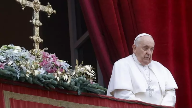 El papa Francisco lee su mensaje de Navidad asomado al balcón de la fachada de la basílica de San Pedro.