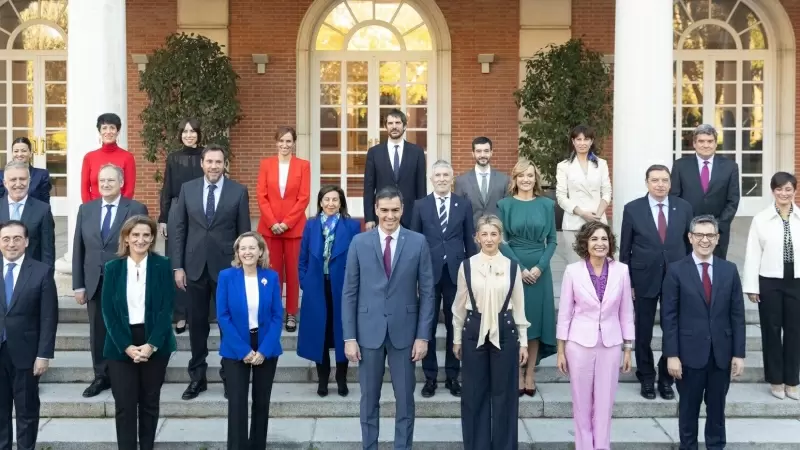 Foto de familia, del presidente del Gobierno de la XV legislatura, Pedro Sánchez (c), junto a las vicepresidentas y ministros del Ejecutivo, a su llegada a la reunión del Consejo de Ministros, en el Palacio de la Moncloa, a 22 de noviembre de 2023