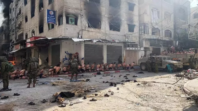 Decenas de palestinos detenidos, desnudados y con los ojos vendados son subidos en camiones militares de las Fuerzas de Defensa de Israel (IDF) en la ciudad de Beit Lahia, Gaza, a 8 de diciembre de 2023.