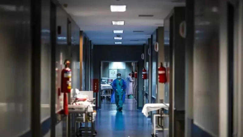 26/12/23 - Foto de archivo de un enfermero caminando por un pasillo de un hospital.