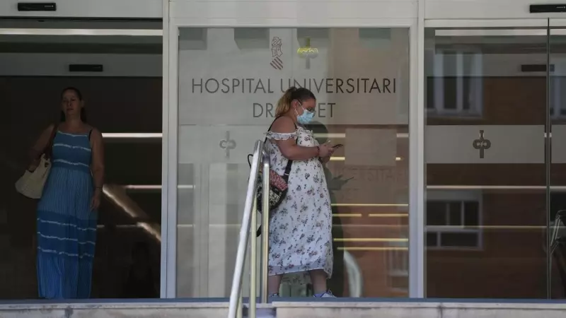 Una persona con mascarilla en el Hospital Universitario Doctor Peset, a 22 de agosto de 2023, en València.