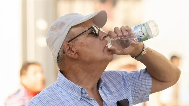 Una persona bebe agua para refrescarse ante las altas temperaturas, a 6 de octubre de 2023, en Madrid.