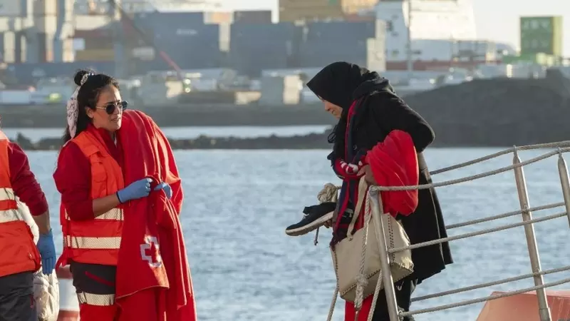 Salvamento Marítimo recibe en Lanzarote a una mujer que ha llegado este miércoles en una patera.