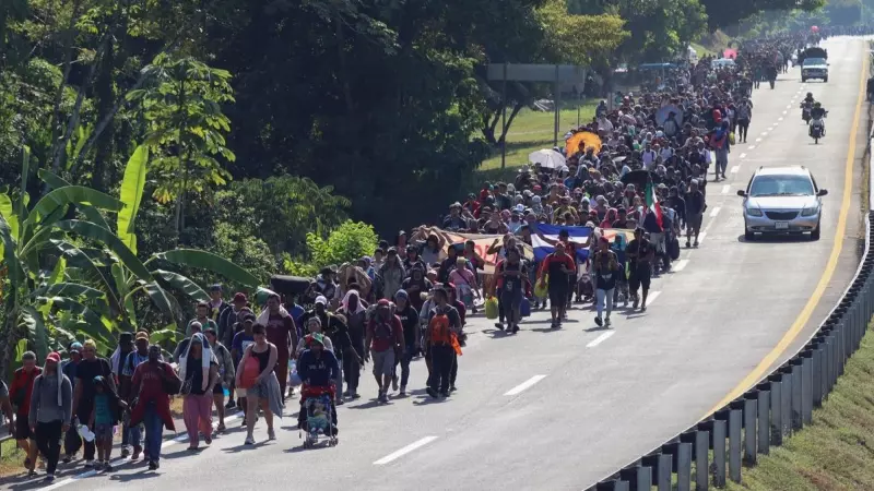 27-12-23 Migrantes avanzan hoy, en una caravana hacia EEUU, en el municipio de Escuintla, en Chiapas (México).