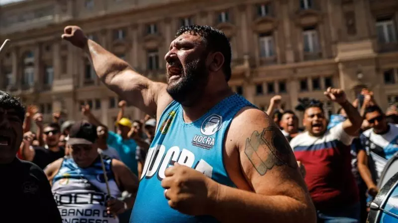 Manifestantes participan en una protesta contra el Gobierno de Javier Milei en Buenos Aires, a 27 de diciembre de 2023.