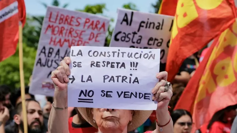 Una mujer sujeta su pancarta durante la concentración contra Milei, a 27 de diciembre de 2023, en Buenos Aires.