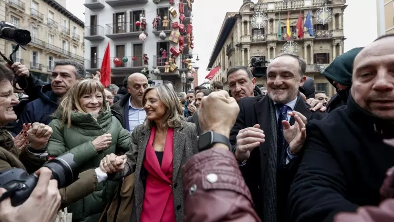 La exalcaldesa de Pamplona, Cristina Ibarrola (c-i) y el presidente de UPN, Javier Esparza (c-) saludan a los asistentes a la concentración en su apoyo en la plaza del Ayuntamiento de Pamplona.