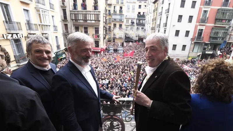 El nuevo alcalde de Pamplona, Joseba Asiron (d), celebra en el balcón del ayuntamiento la victoria en la moción de censura que ha desbancado a Cristina Ibarrola (UPN), este 28 de diciembre.