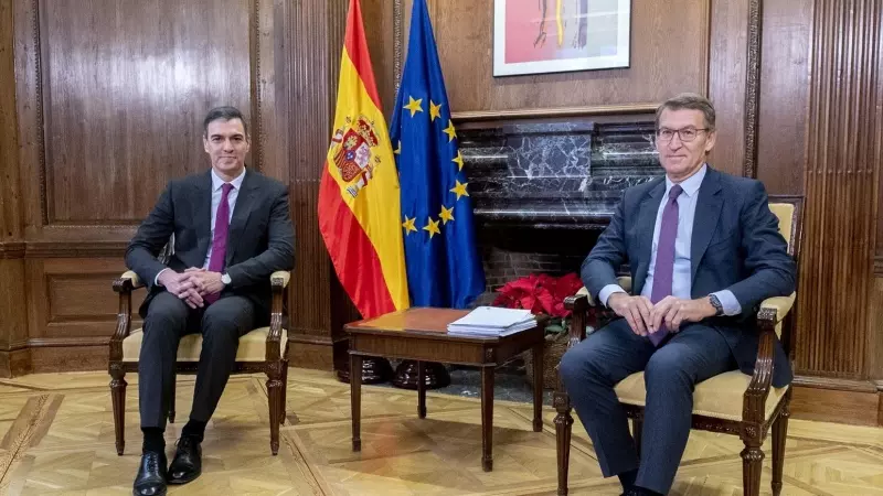 El presidente del Gobierno, Pedro Sánchez (i), y el líder del PP, Alberto Núñez Feijóo (d), posan durante una reunión, en el Congreso de los Diputados, a 22 de diciembre de 2023
