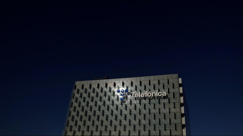 Logo de Telefónica en su sede corporativa en la zona norte de Madrid. — Susana Vera / REUTERS