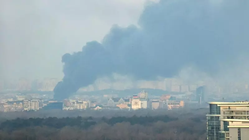 una columna de humo tras una bombardeo ruso sobre Kiev.