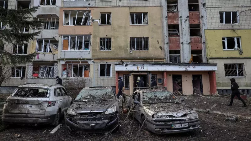 Agentes de policía inspeccionan un edificio residencial dañado durante un ataque con misiles rusos, en Leópolis, Ucrania, el 29 de diciembre de 2023.