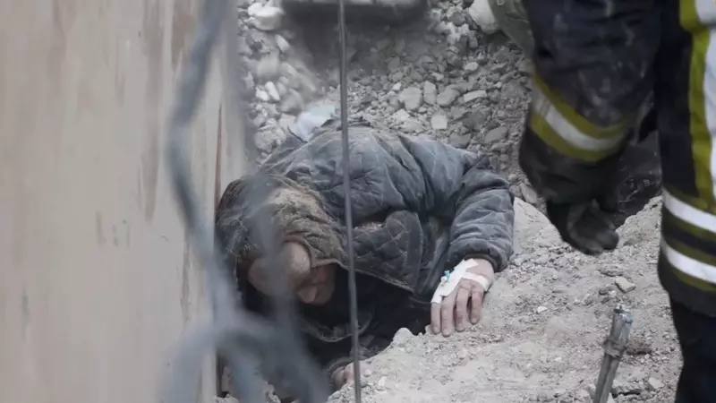 Los rescatistas ayudan a liberar de los escombros a un hombre atrapado tras un ataque masivo con misiles rusos en la ciudad ucraniana de Járkov, a 29 de diciembre de 2023.