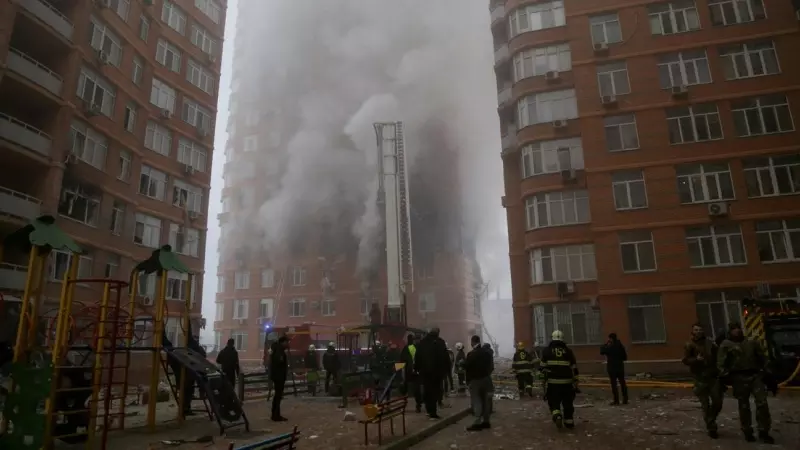 Equipos de rescate trabajan en un edificio residencial de Odesa, Ucrania, dañado durante un ataque ruso con misiles y drones, a 29 de diciembre de 2023.