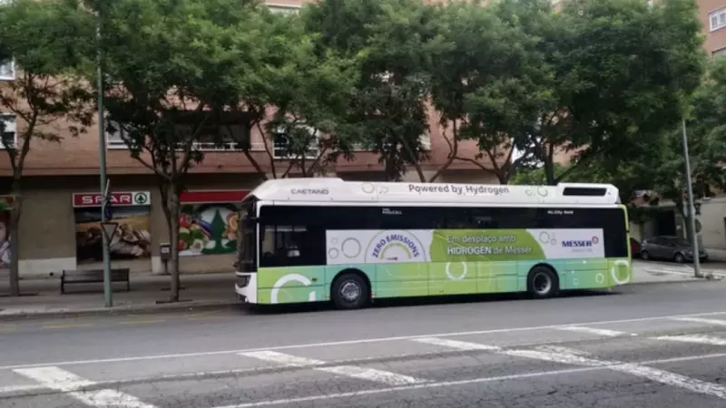 Imatge d'un autobus propulsat per hidrògen circulant per Tarragona