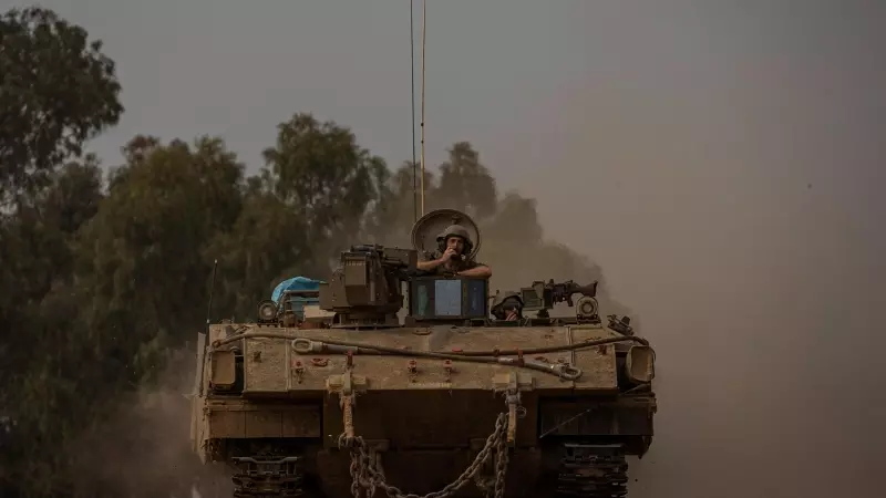 Un vehículo blindado israelí circula a lo largo de la frontera sur de Israel y Gaza mientras continúa la ofensiva sionista, a 27/12/2023