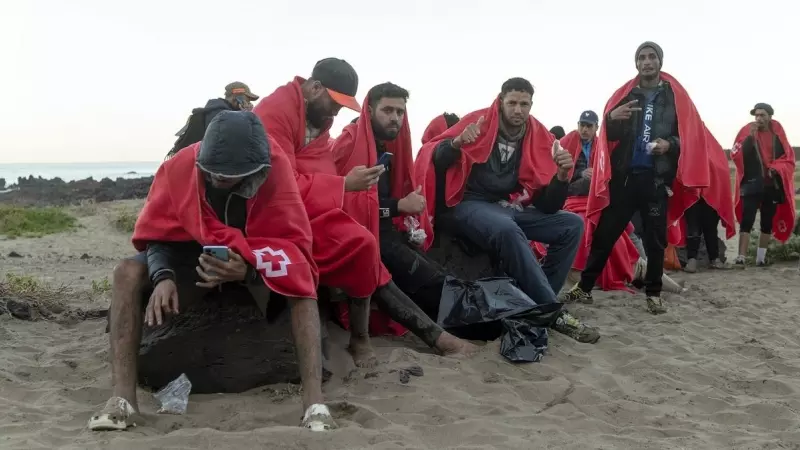 Un grupo de 30 personas migrantes que llegó en patera a la costa norte de Lanzarote a 31 de diciembre de 2023.