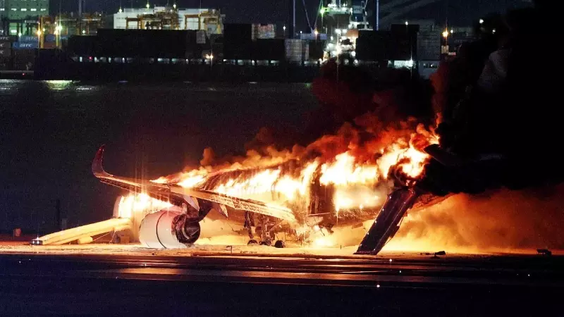 Imagen del avión envuelto en llamas al aterrizar en el Aeropuerto de Haneda, Tokio.