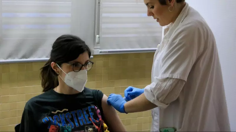 Una dona embarassada rep la vacuna de la grip al CAP Ramon Turró de Barcelona