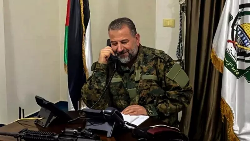 02/01/24- Una fotografía sin fecha muestra al palestino Saleh al-Arouri, líder adjunto de Hamás y comandante fundador de su ala militar (las Brigadas Izz al-Din al-Qassam), hablando por teléfono.