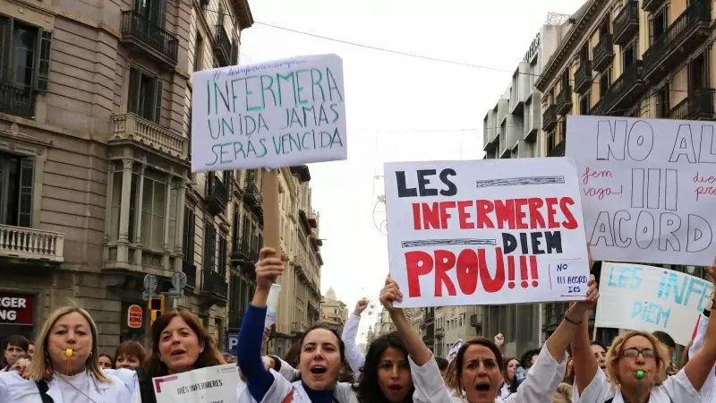 Infermeres mostrant cartells en contra del preacord de l'ICS, a Via Laietana.