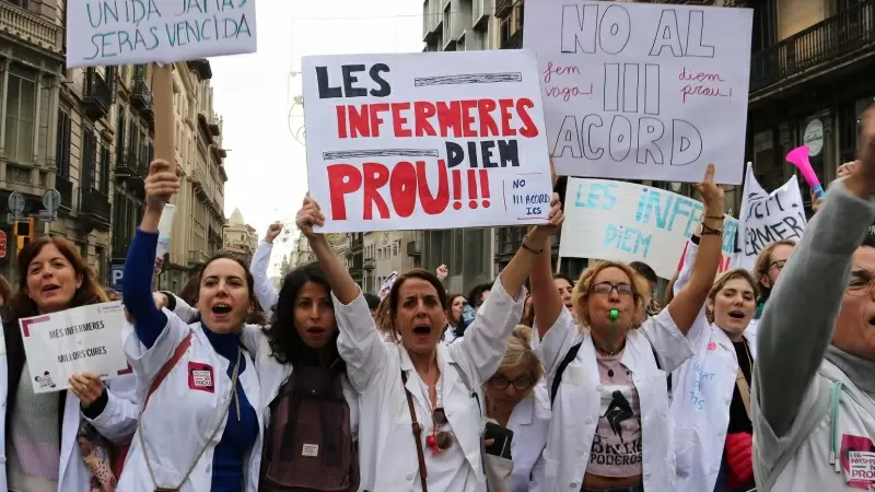 Infermeres mostrant cartells en contra del preacord de l'ICS, a Via Laietana.