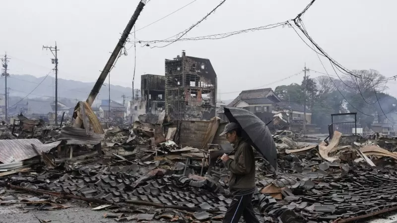 Un hombre camina junto a edificios destruidos tras el terremoto.