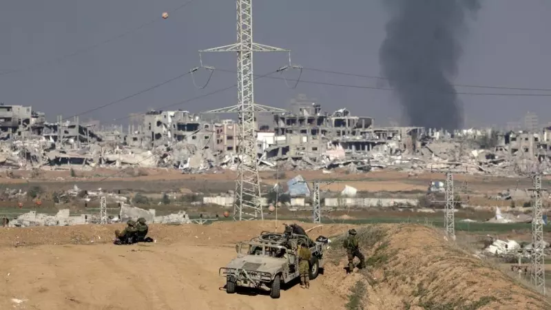 Tropas y vehículos del ejército de Israel toman posiciones cerca de la Franja de Gaza, a 29 de diciembre de 2023.