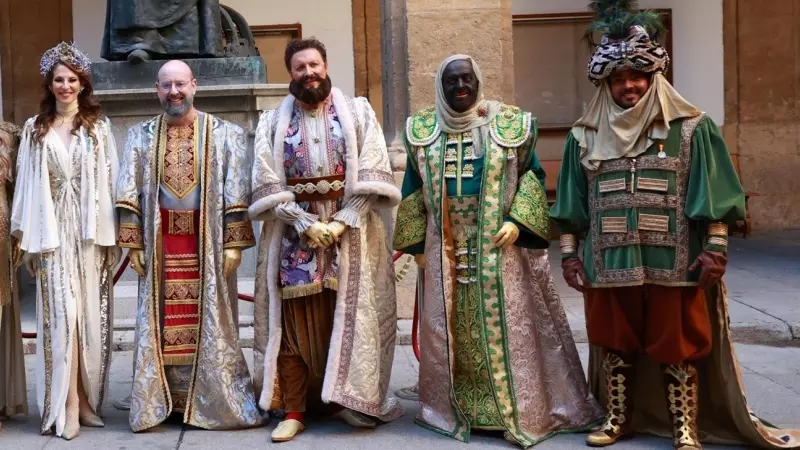 Foto de familia de los Reyes Magos de Oriente antes de inundar de caramelos e ilusión las calles de Sevilla, a 5 de enero de 2024.