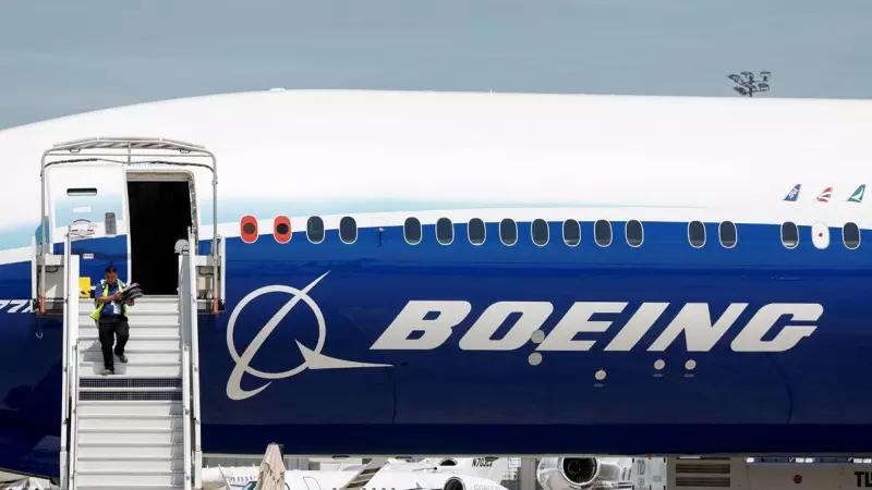 Logotipo de Boeing en un avión modelo 777-9 en Salón Aeronáutico Internacional de París, Francia, a 18 de junio de 2023.