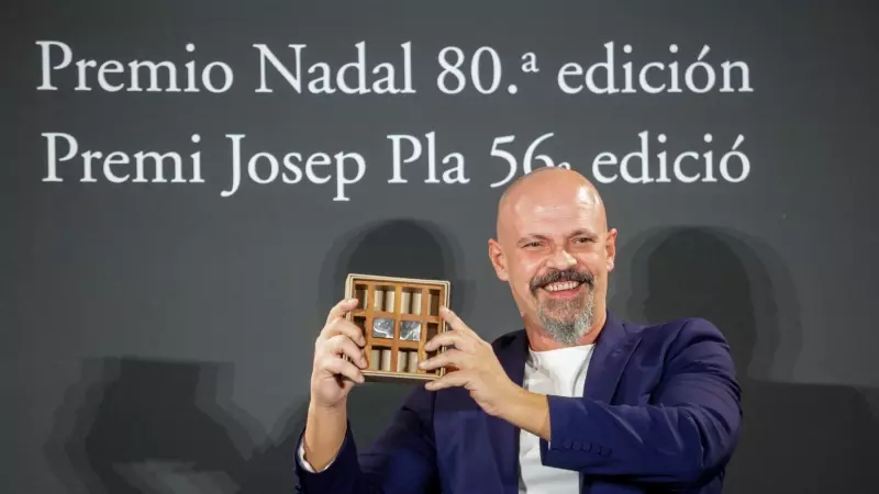 César Pérez Gellida recoge el Premio Nadal de literatura durante la ceremonia de entrega de los Premios Nadal y Josep Pla, en el Hotel Palace, a 6/1/2024, en Barcelona