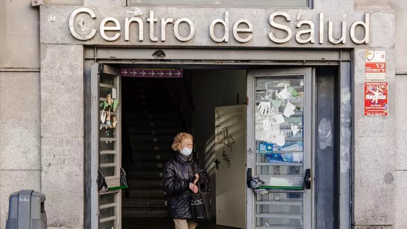 Una mujer sale con mascarilla del Centro de Salud de Lavapiés, a 5 de enero de 2024, en Madrid