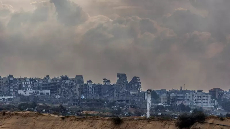 Una nube de humo se eleva sobre los edificios destruidos en Gaza mientras continúan los combates entre las tropas israelíes y Hamás, a 3/1/2024