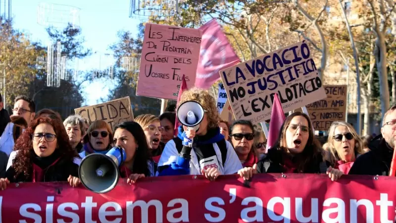 Participants a la manifestació convocada per Infermeres de Catalunya, en el marc d’una vaga indefinida, a plaça d’Universitat de Barcelona