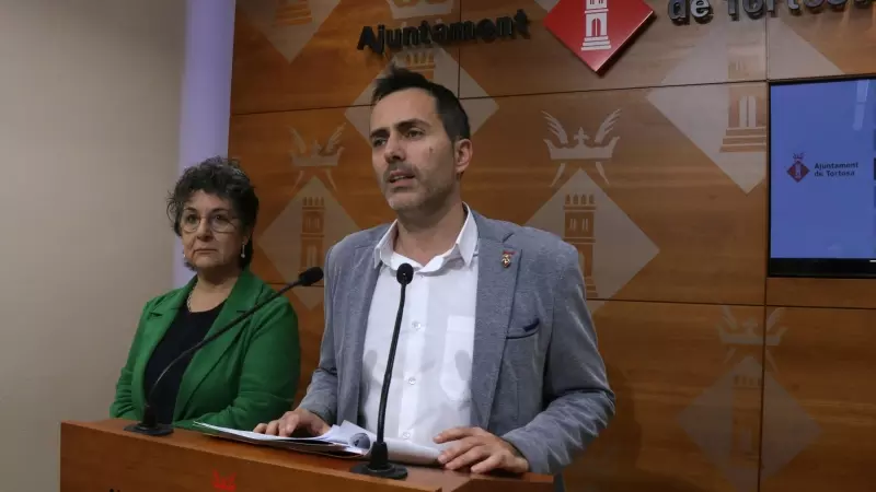 L'alcalde de Tortosa, Jordi Jordan, a la sala de premsa de l'Ajuntament amb la regidora d'Hisenda i diputada d'ERC, Maria Jesús Viña
