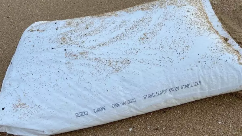 8/1/24 Saco de pellets del ‘Tocano’ fotografiado el pasado 13 de diciembre en la playa de Corrubedo, en Ribeira (A Coruña), en la ria de Arousa, con la indicación de que contiene el aditivo tóxico UV9000.