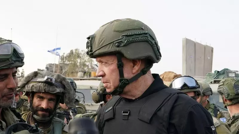El ministro de Defensa de Israel, Yoav Gallant, habla con los soldados israelíes en Gaza, a 2 de enero de 2024.