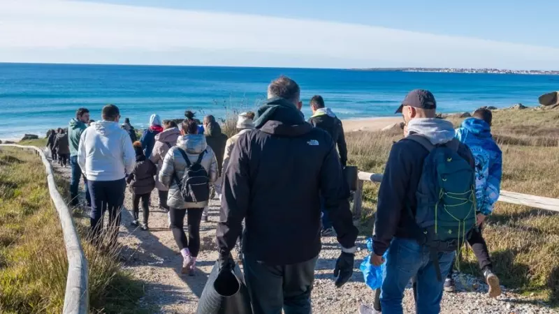Voluntarios llegando a la playa para pasar una jornada de limpieza, a 7 de enero de 2024.