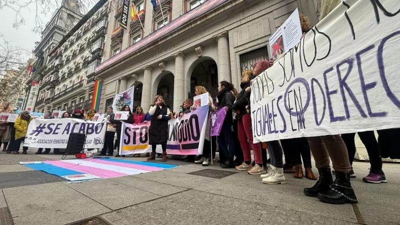 Activistas trans corean consignas contra el nombramiento de Isabel García al frente del Instituto de las Mujeres.