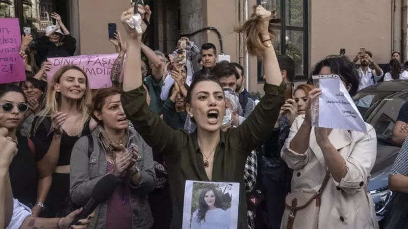 Una mujer iraní reacciona cortándose el pelo en una protesta frente a la embajada iraní en Estambul (Turkía).