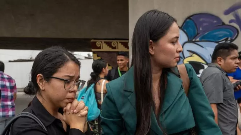 Trabajadores del canal de televisión TC esperan a las afueras del edificio de la cadena donde se ha producido el ataque, en Guayaquil, a 9 de enero de 2024.