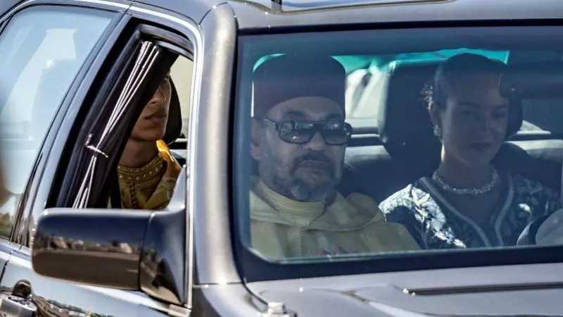 El rey Mohammed VI de Marruecos, acompañado por su hijo, el príncipe heredero Moulay Hassan y la princesa Lalla Khadija, sale del palacio de Tetuán tras una ceremonia con motivo del 24.º aniversario de su coronación, a 31 de julio de 2023.