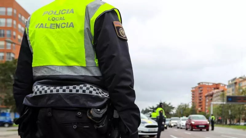Fotografía de archivo de un agente de la Policía Local de València, a 24 de marzo de 2020.