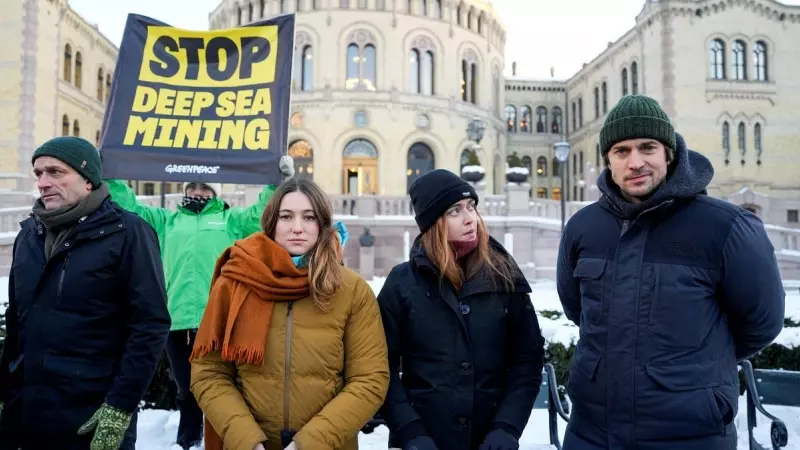 El miembro del Parlamento noruego Arild Hermstad y los activistas climáticos asisten a una manifestación contra la minería de los fondos marinos frente al edificio del Parlamento noruego en Oslo.