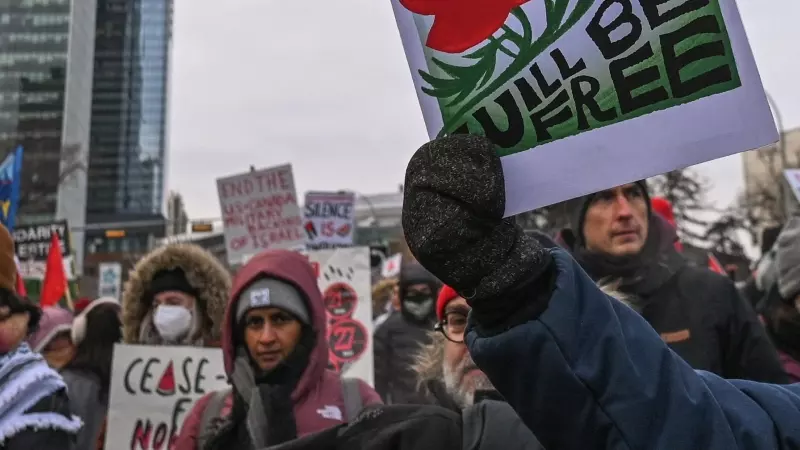 Partidarios y activistas locales, participan en la Marcha por Palestina en el centro de Edmonton, el 7 de enero de 2024, en Edmonton, Alberta, Canadá.
