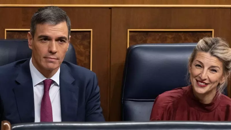El presidente del Gobierno, Pedro Sánchez y la vicepresidenta segunda y ministra de Trabajo, Yolanda Díaz, durante una sesión de control al Gobierno, en el Congreso de los Diputados, a 20 de diciembre de 2023