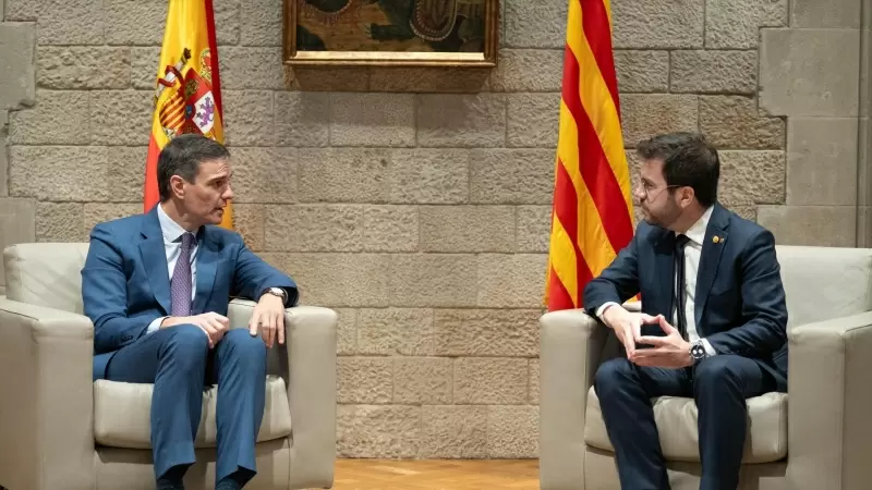 El presidente del Gobierno, Pedro Sánchez (i), y el president de la Generalitat de Catalunya, Pere Aragonès (d), se reúnen en el Palau de la Generalitat, a 21 de diciembre de 2023, en Barcelona.