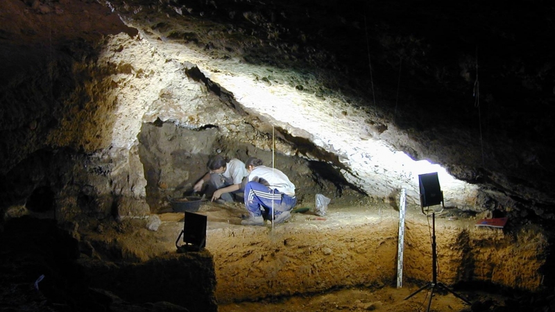 11/1/24- La imagen muestra los añadidos de cemento construidos en el interior del principal yacimiento del neolítico en la península ibérica.
