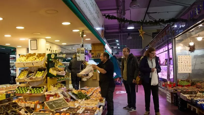 Expositor de una frutería, en el Mercado de la Cebada, a 31 de diciembre de 2023, en Madrid.